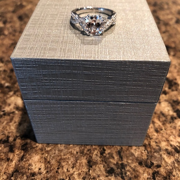 White Sapphire Ring - Picture 7 of 7